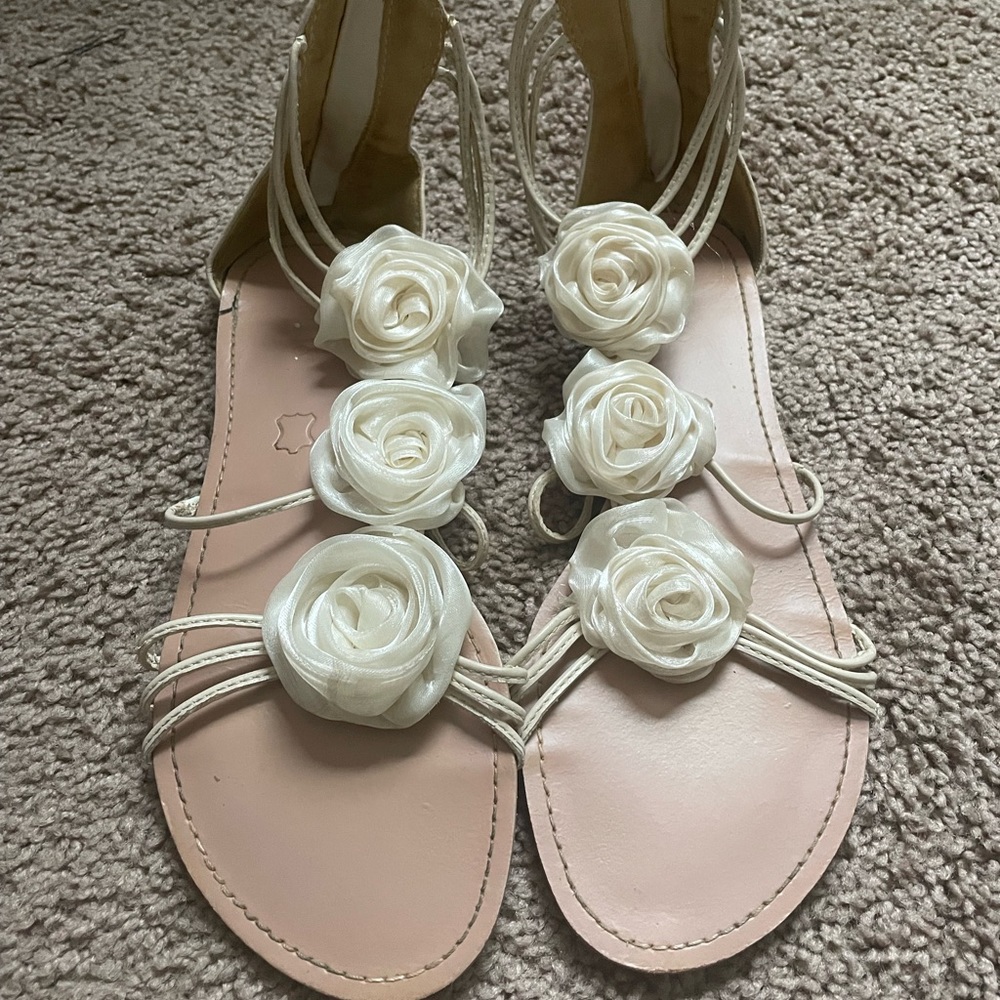 Women’s cream rose bud sandals. Good condition